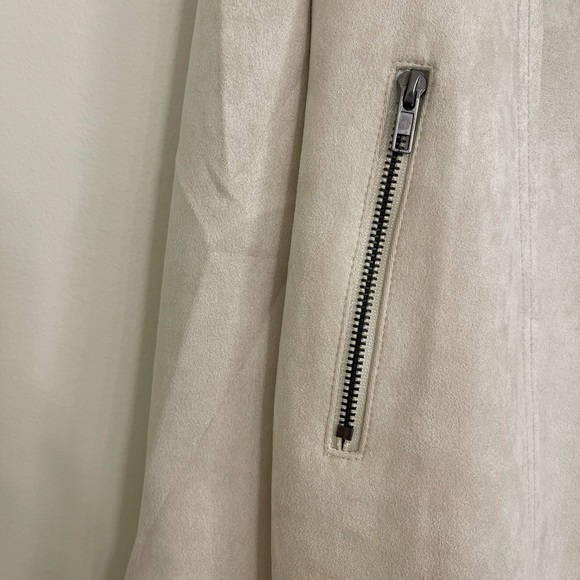 *NEW* Gorgeous and light weight.  Silver hardware! - Picture 5 of 11